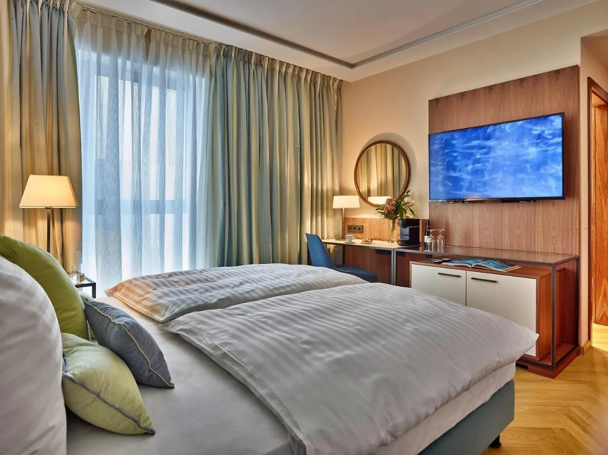 ****  Est Grand Hotel Savoy Budapest Hungary